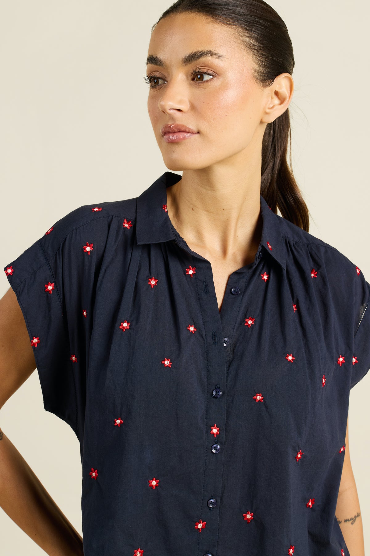 Birds of Paradis by Trovata Della Shirt in Daisy Dot