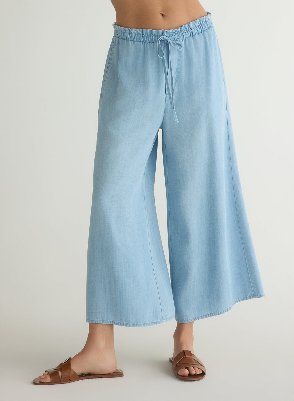 Bella Dahl Ruffle Waist Wide Leg Crop in Light Riviera Wash
