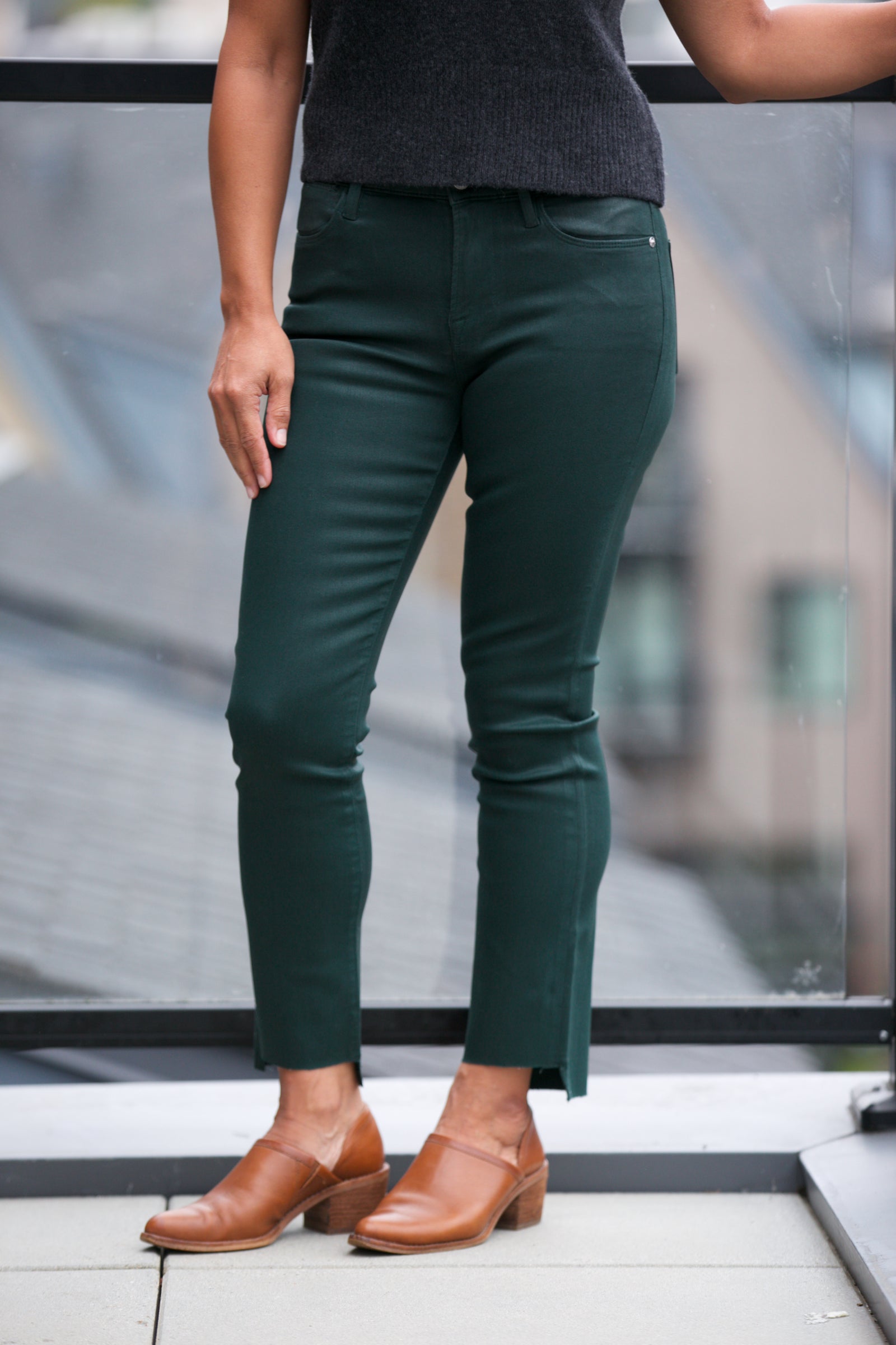 FRAME Le High Straight Raw Stagger Coated in Pine