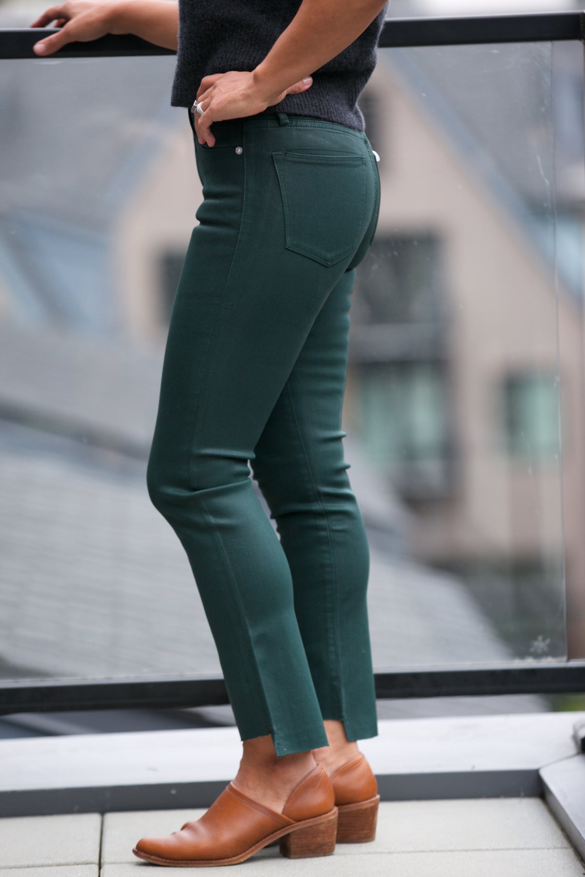 FRAME Le High Straight Raw Stagger Coated in Pine